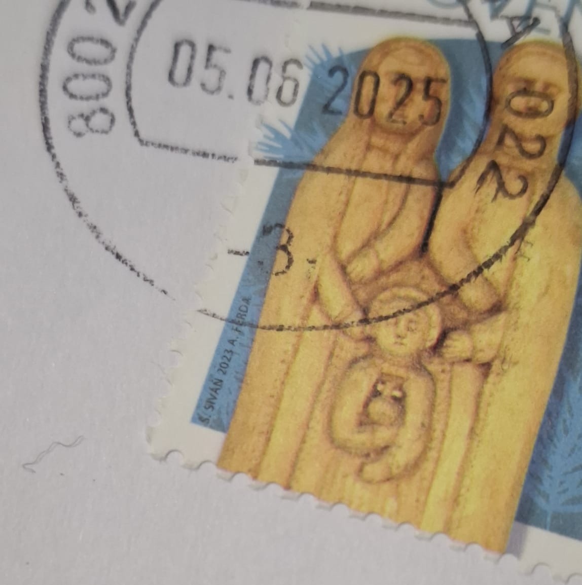 Read more about the article Nenávisť s poštovou známkou: Keď štát mlčí, kto nás ochráni?